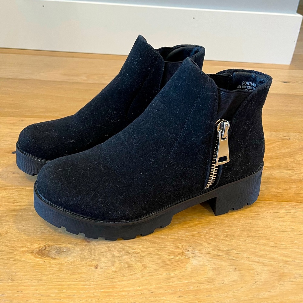 Cushionaire black boots size 8.5 NWOT